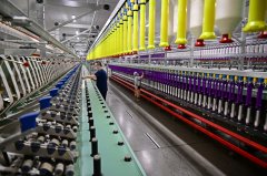 即墨區一家聪慧紡技術人員正在維護生産高檔布